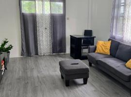 Amiah's Residence - Spacious two bedroom apartment in St George，位于圣乔治的酒店