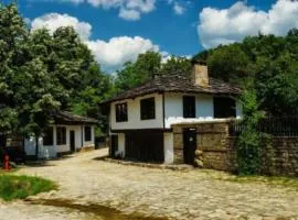 Динова Къща