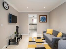 Superb 3 Bed Home Away from Home in Glasgow, just off M8 with free parking，位于斯代普斯的酒店