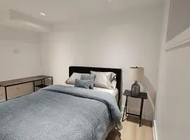 Spacious Bright 9ft Ceiling with Private Entrance