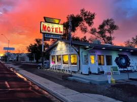 The Aztec Motel & Creative Space，位于塞利格曼的酒店
