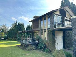 De Villa Istana Bunga Lembang by YourHome，位于Tegalharendong的酒店
