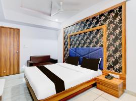 Hotel O Red Blue，位于艾哈迈达巴德萨达尔·瓦拉巴伊·帕特尔国际机场 - AMD附近的酒店