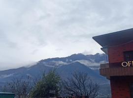 The Clover Inn，位于Kullu Manali的酒店