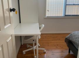 Comfortable Room in Spacious Greenacre Home - GA1，位于Chullora的酒店