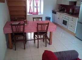 L'OASIS maisonnette centre ville 3 chambres terrasse espace vert privé parc sainte croix center parc 20 minutes，位于萨尔堡的酒店