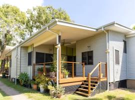 Quiet 2 bed home with Private Patio in Quaint Village