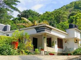 Mamalakandam - The White house, Diya homestay，位于Mamalakandam的酒店