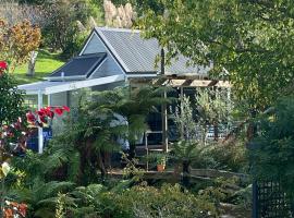 Superb studio retreat with Spa, Pool & BBQ access，位于旺格努伊的别墅