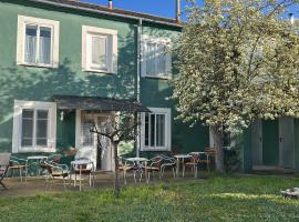 La Casa Verde Albergue - Solo Peregrinos，位于圣马丁德尔卡米诺的酒店