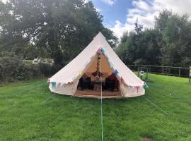 Glamping with Alpacas! - Alton Towers，位于Denstone的豪华帐篷