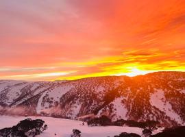 Slopeside Studio 4 Guests Ski in Ski out，位于荷斯安山的酒店