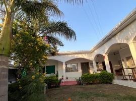 Sunrise Bed & Breakfast，位于卡修拉荷机场 - HJR附近的酒店