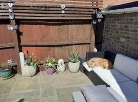 Home from home Single or double room Netflix or Virgin TV Wifi & free parking