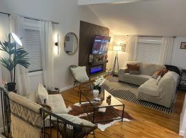 Chic modern bedroom 5 mins from JFK，位于Locust Manor的酒店