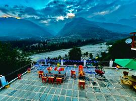 Hotel Hollywood Manali - Scenic River & Mountain View With Premium Rooms Near Mall Road，位于马拉里的酒店