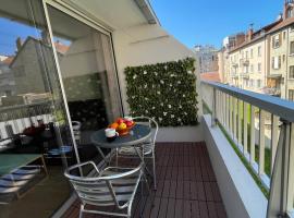 Studio plein centre, calme, parking inclus, piscine et gardien，位于格勒诺布尔的带泳池的酒店