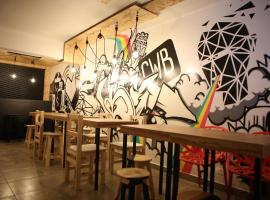 Social Hostel Café e Bar，位于库里提巴拜沙达竞技场附近的酒店