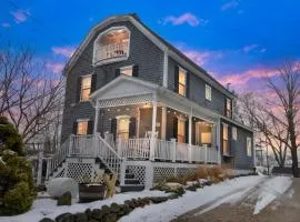 Main House - 3 Story 5 Bed 3 Bath Private Deck Courtyard Pet Friendly fee applies