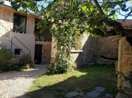Studio de caractère independant avec cour attenante