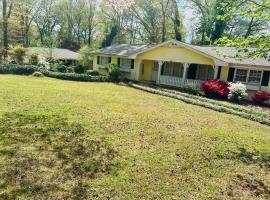 Spacious ranch home near Stone Mountain，位于石头山的酒店