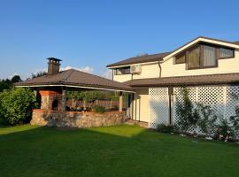 Family holiday house with sauna，位于察尔尼卡瓦的酒店