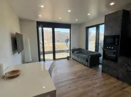 Moderne Neubau Wohnung mit Terasse