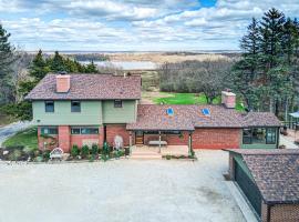 Luxury 15-Acre Fox Lake Retreat，位于Spring Grove的酒店