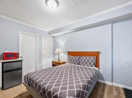 Comfortable Room with Bath in Brownstown，位于Woodhaven的酒店