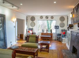 African Oasis Luxury Inn at the Gallery，位于Mount Vernon的带停车场的酒店