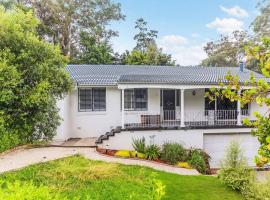 4BR Castle Hill Home Garage Near Mall & Park，位于城堡山的酒店