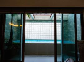 ReVIERA Resort Villa，位于北谷町的酒店