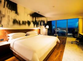 瓜达拉哈拉克里斯塔尔城市酒店，位于瓜达拉哈拉的带停车场的酒店