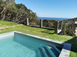 Maison avec vue sur la mer et piscine，位于Talasani的酒店