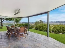 Allambie - Poolside Elegance in Mudgee Countryside