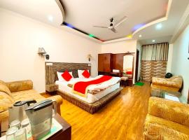 Hotel Nainii Moon Nainital - Walking Distance From Mall Road And Naini Lake with Lift - Wifi - Restaurant and Parking Facilities Available - BEST Luxury Hotel in NAINITAL，位于奈尼塔尔的酒店