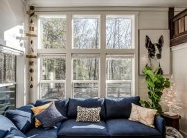 Charming Cabin with Stunning Sights in Monteagle, Tennessee，位于蒙蒂格尔的酒店