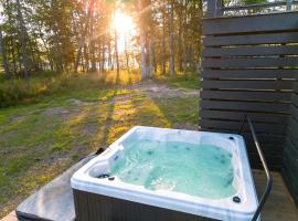 Delightful Cabin with Fire Pit and Hot-tub in Tracy City, Tennessee，位于Tracy City的酒店