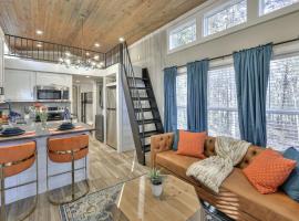 Stunning Mountain Tiny House Beautifully Design Ideal for Nature Lovers in Tennessee，位于蒙蒂格尔的酒店