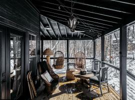 Secluded Cabin in the Woods in Monteagle, Tennessee，位于蒙蒂格尔的酒店