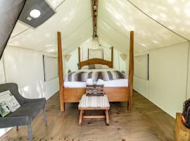 Off-Grid Amazing Safari Tent Ideal to Reconnect with Nature in Tennessee，位于Richardson Cove的酒店