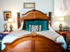 Pet Friendly Breathtaking Cottage with Hot-tub in Rainbow, California