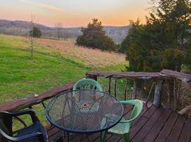 Rustic Glamping Cabin in Hartsburg, Missouri, Ideal to Explore Hart Creek Conservation Area