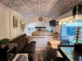 Rustic Converted School Bus with Outdoor Shower Near ORV Trails in Manistee National Forest, Michigan，位于Bitely的酒店