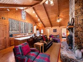 Wonderful Cabin with Fireplace in Mentone, Alabama，位于Mentone的酒店