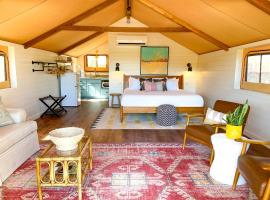 Beautiful Tented Cabin in Texas for Glamping by Guadalupe River，位于Ingram的酒店