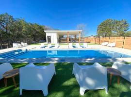 Impressive Modern Cabin with Beautiful Interior and Exterior in Ingram, Texas，位于Ingram的酒店