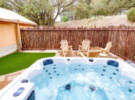 Luxury Cabin, with Hot-Tub Access in Ingram, Texas for Relaxing Weekends Away，位于Ingram的酒店