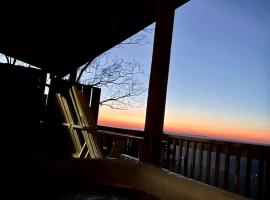 Impressive Wooden Rustic Cabin with Fireplace in Mentone, Alabama，位于Mentone的酒店