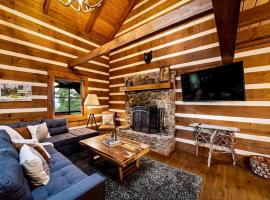 Incredible Log Cabin with Fireplace, Fire Pit and Hot-tub in Mentone, Alabama，位于Mentone的酒店